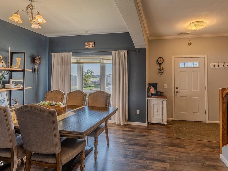 729 Walter Way photo 4