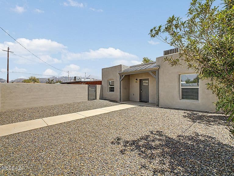 2324 N Treat Ave photo 3