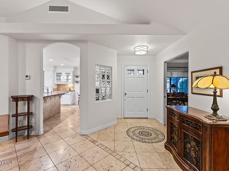 610 W GLENN Drive photo 3