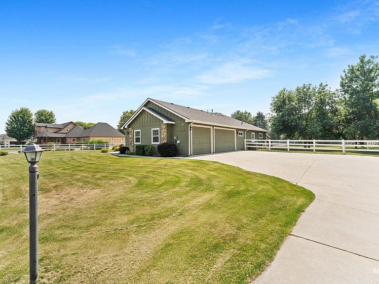 8987 New Castle Dr photo 5