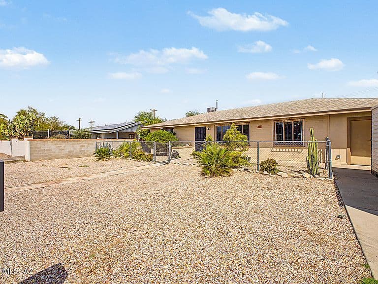 725 E McMillan Dr photo 1