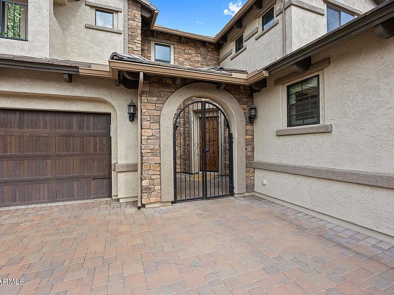 2448 E AMBER Court photo 4