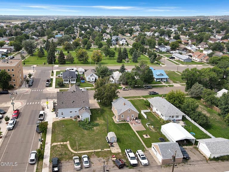 408 Washington Ave photo 3