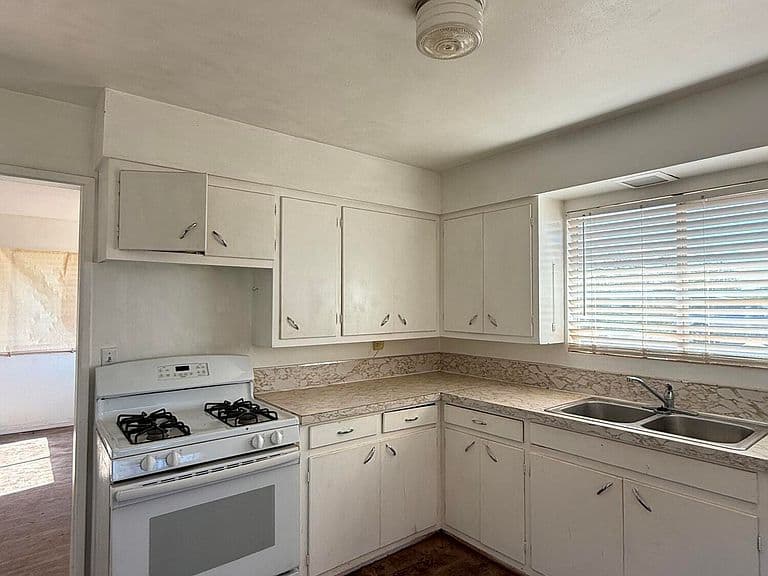 1402 Heywood Ave photo 2