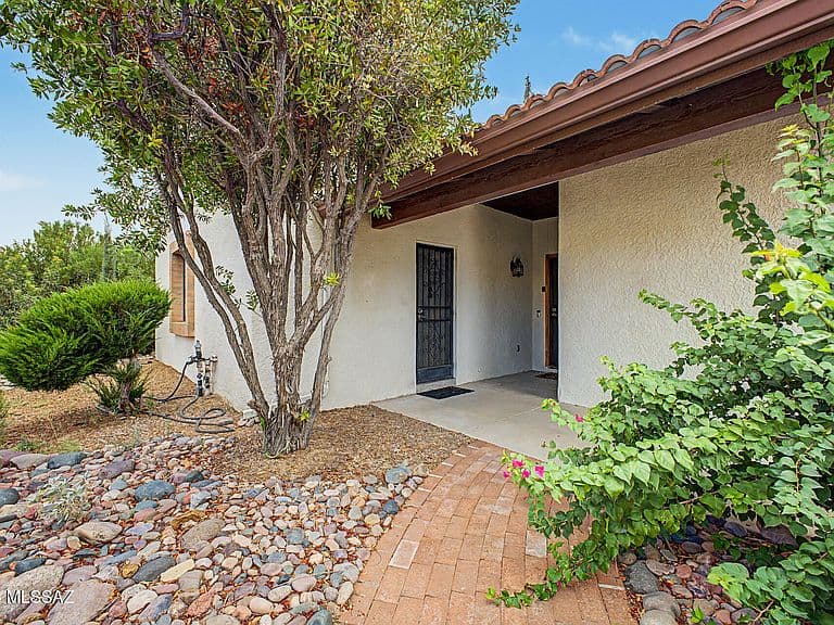 810 N Placita La Canoa photo 4