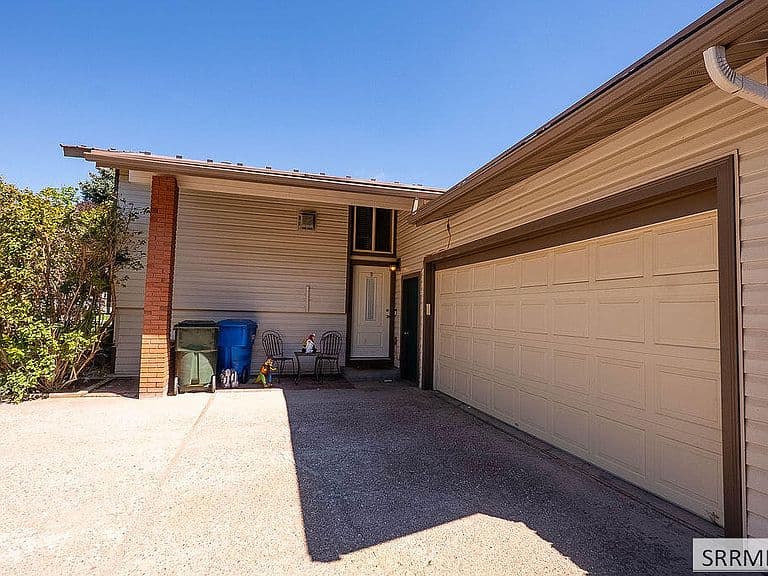 1637 Glacier St photo 5