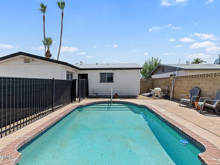 3710 W CARON Street photo 2