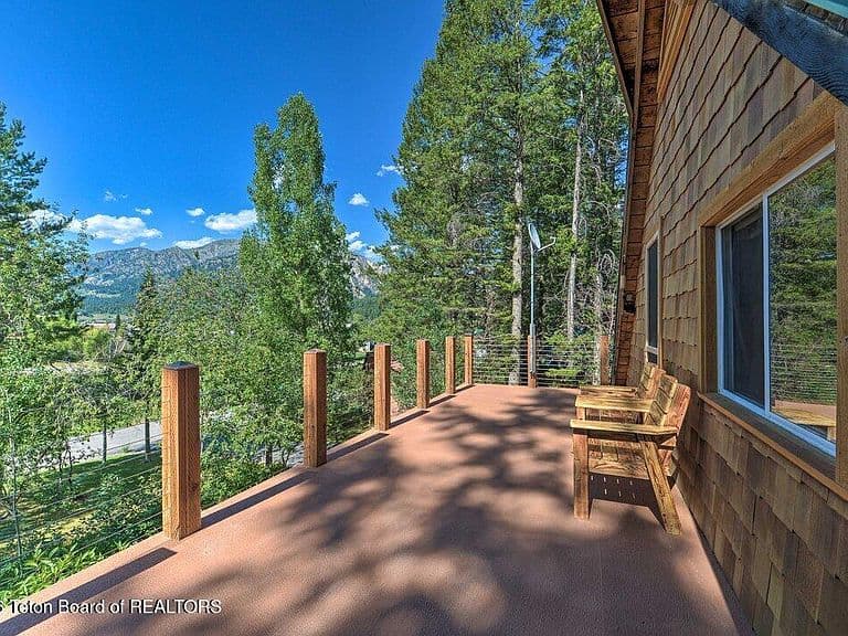 792 Lodge Ln photo 2
