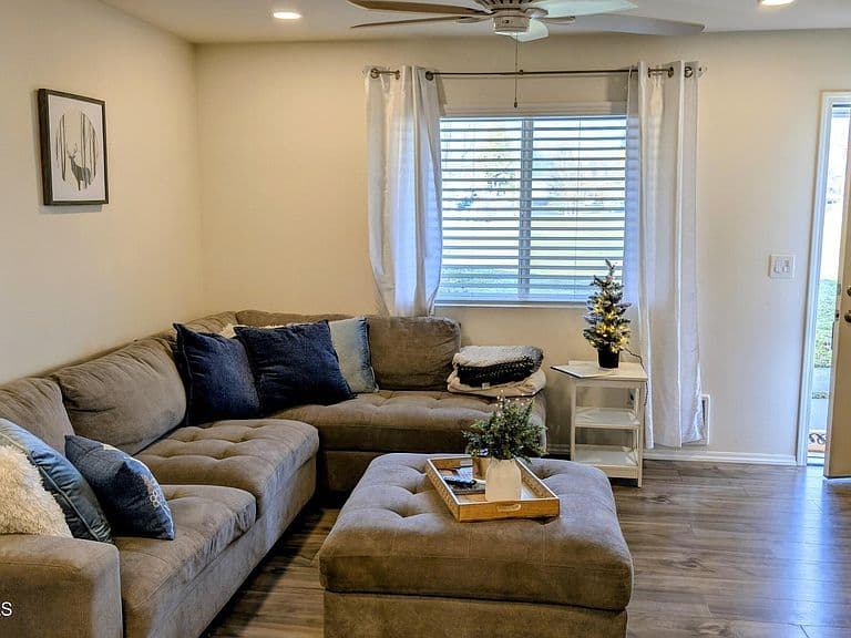 1627 E Zoey Ln photo 3