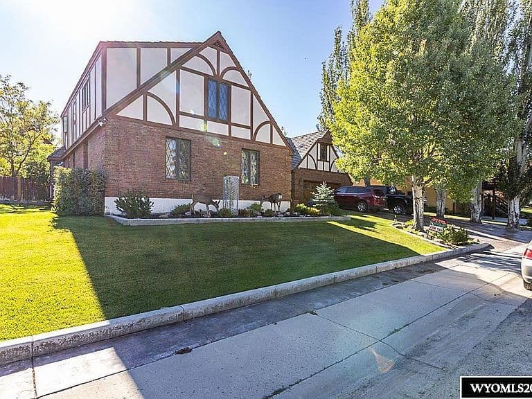 2058 Skyview St photo 1