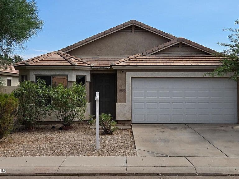 45763 W DIRK Street photo 3