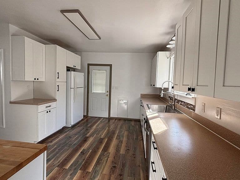 427 N Bernard St photo 4