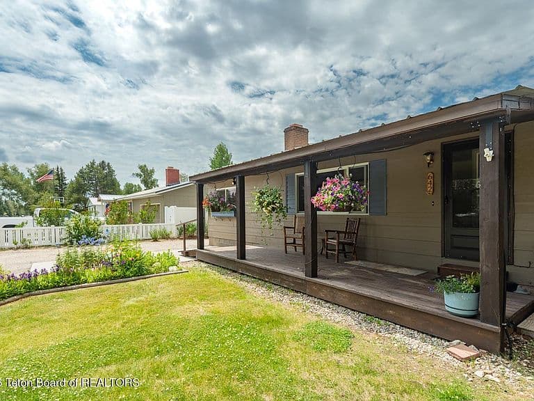 642 N Maybell Ave photo 2