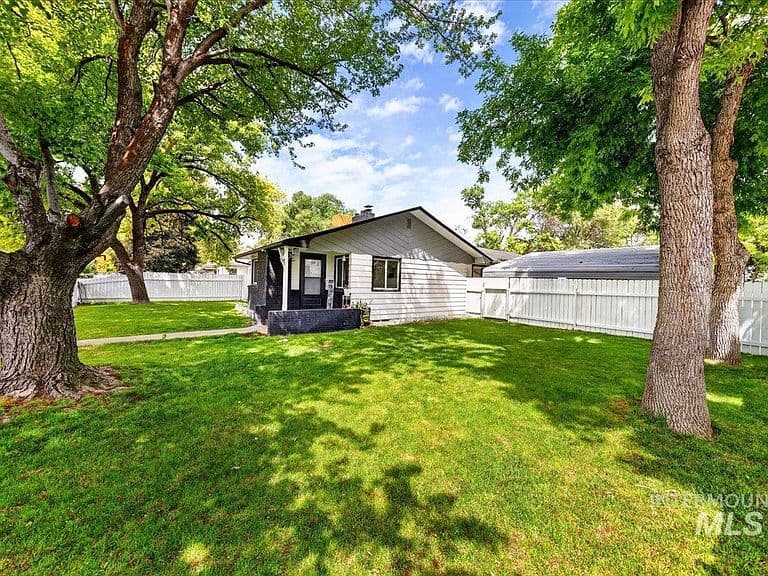 1220 E Amity Ave photo 2