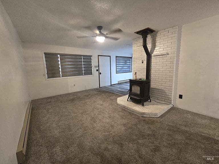 321 W Ave E photo 3