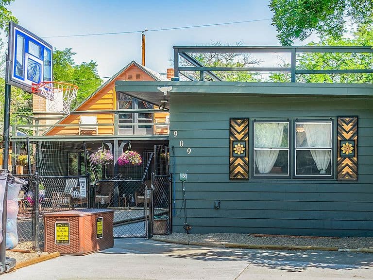 909 Grace Ave photo 2