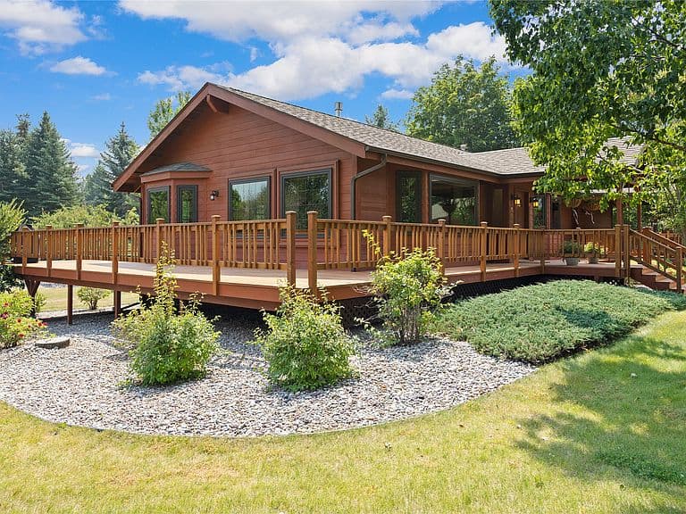 590 Country Way N photo 3