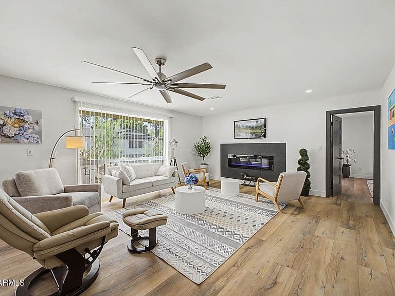 2818 E MALAPAI Drive photo 1
