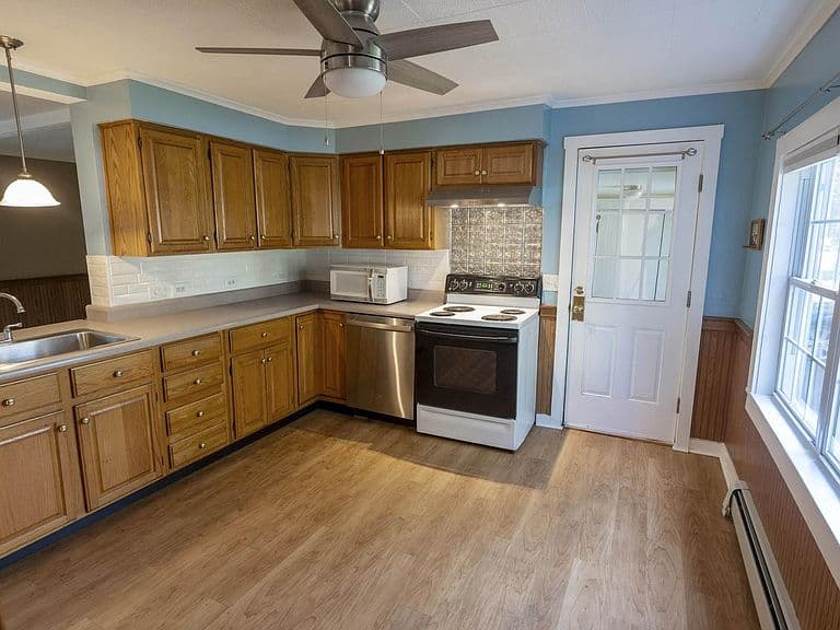 68 Davis Avenue photo 4