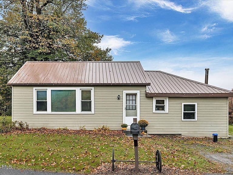 405 Spicer Road photo 1