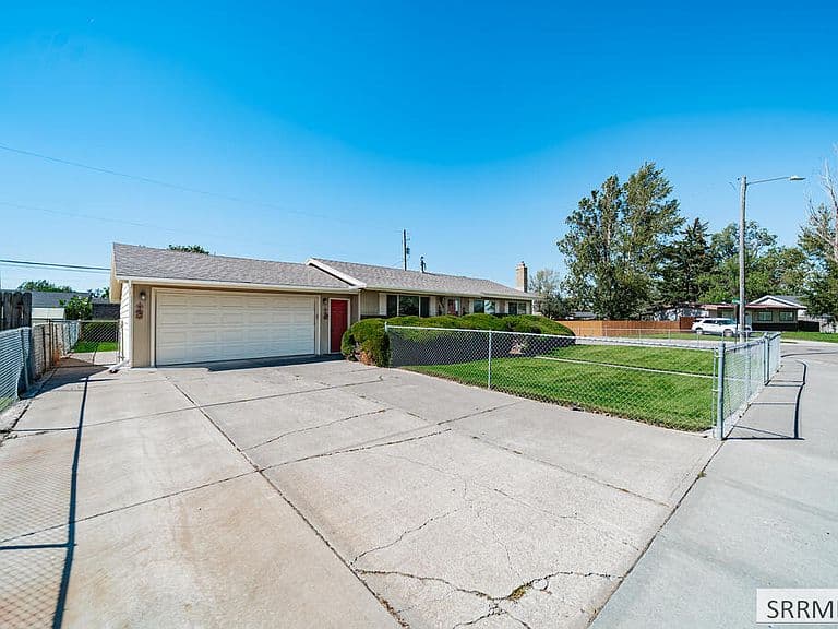 499 Valley Dr photo 3
