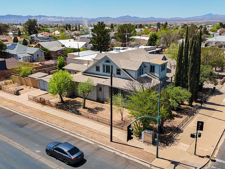 1047 E 10th St photo 1