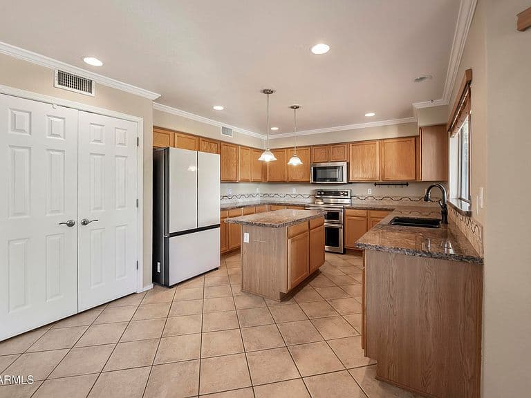 15861 W CENTRAL Street photo 3
