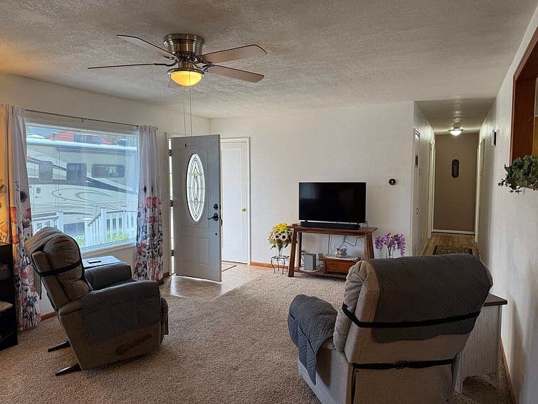 122 Topaz St photo 2