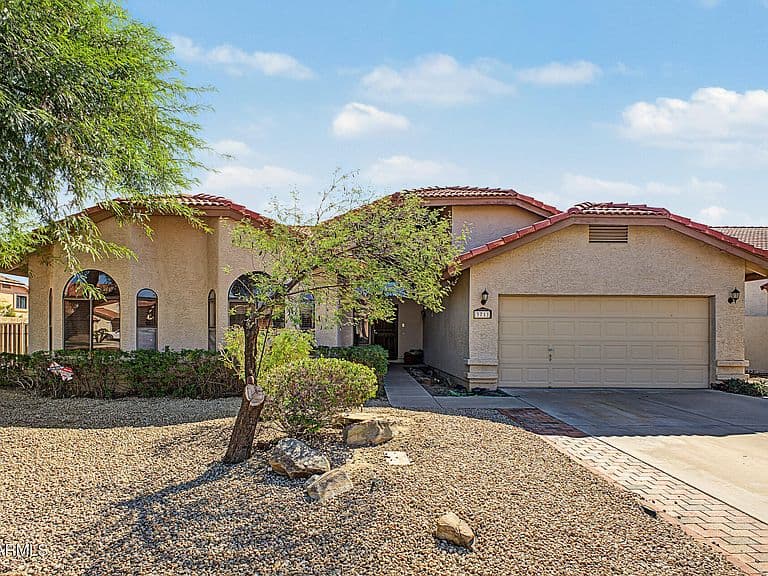 3711 E SUMMERHAVEN Drive photo 2