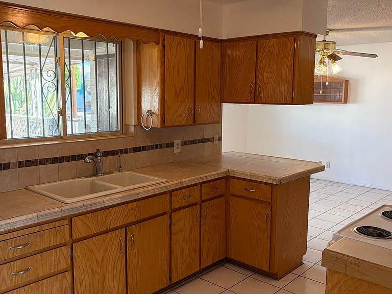 5708 E UNIVERSITY Drive photo 4