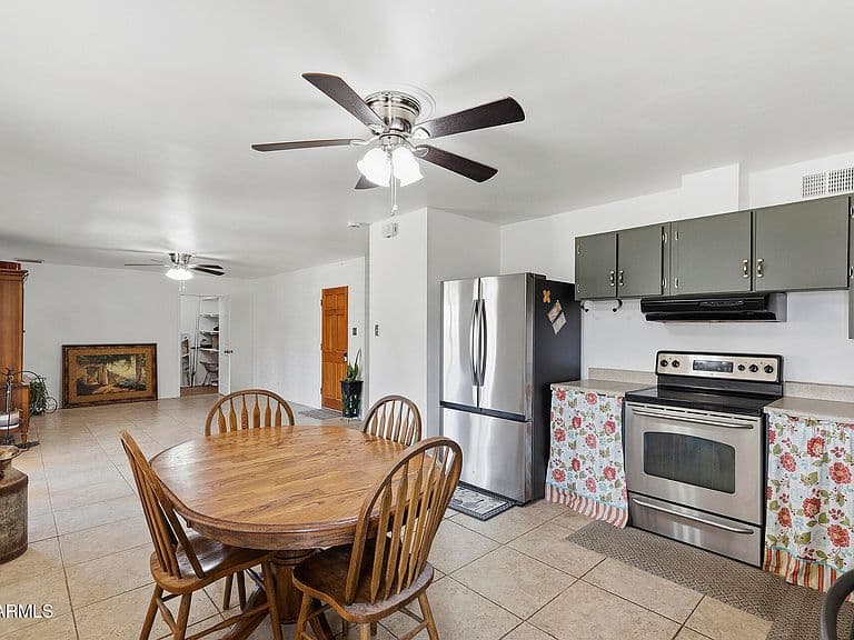 2321 W ROSE Lane photo 3
