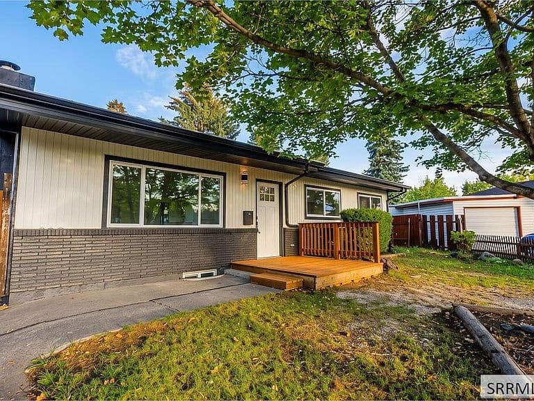 272 Valley Dr photo 1