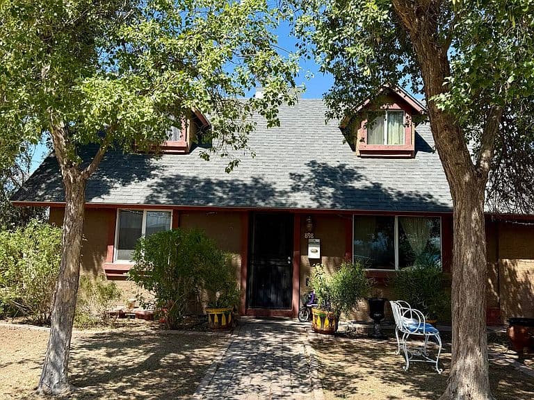 898 E OAKLAND Street photo 1