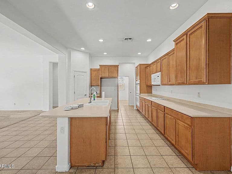 667 E RIVIERA Drive photo 4