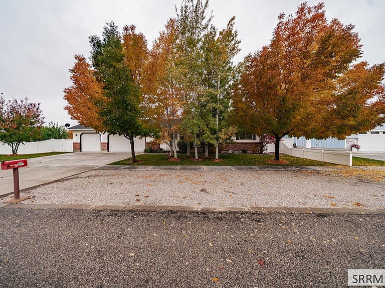 2819 N Azure Dr photo 2
