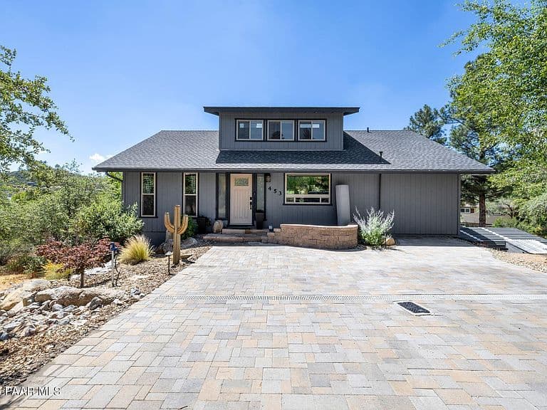 453 Pioneer Dr photo 2