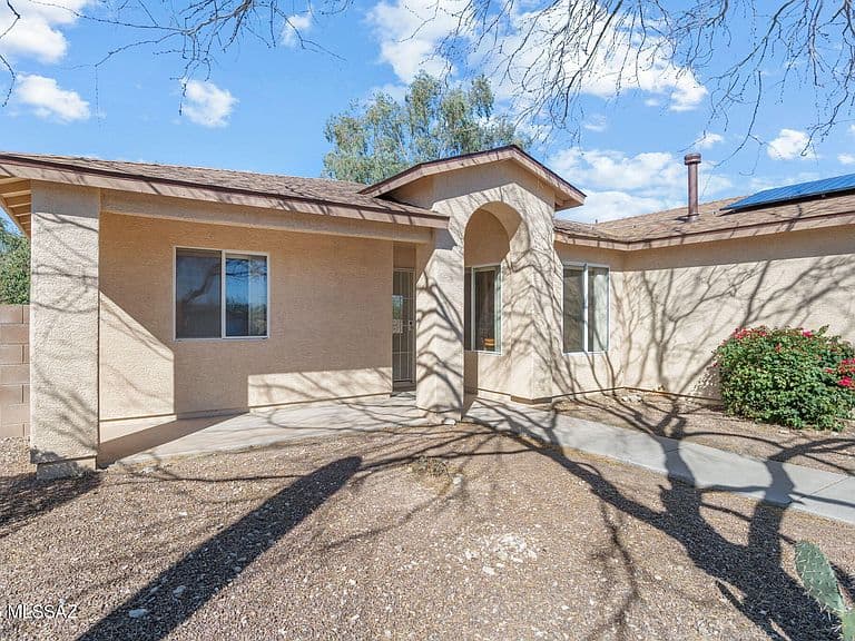 2313 W Horseshoe Pl photo 3