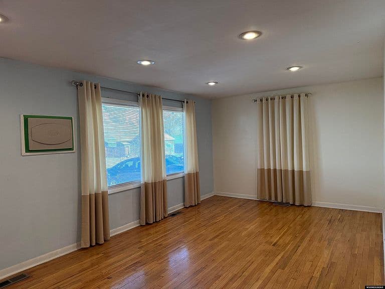 541 Ryan St photo 3