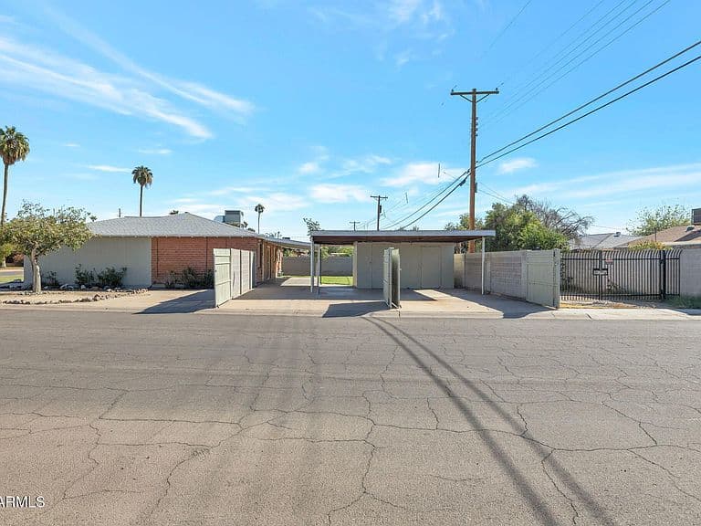 4057 W ROSE Lane photo 2