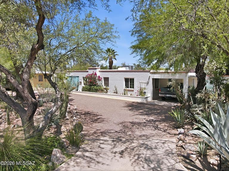 3813 E Calle De Soto photo 2