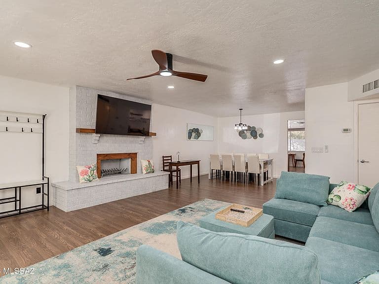 9870 E Celeste Dr photo 3