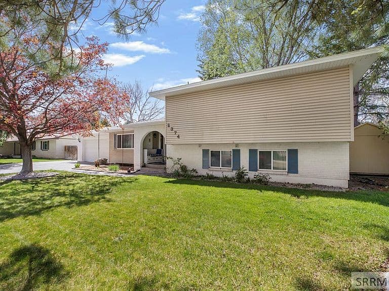 2374 Belmont Ave photo 3
