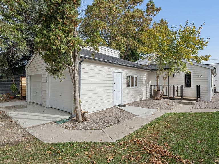 535/537 10th Ave W photo 1