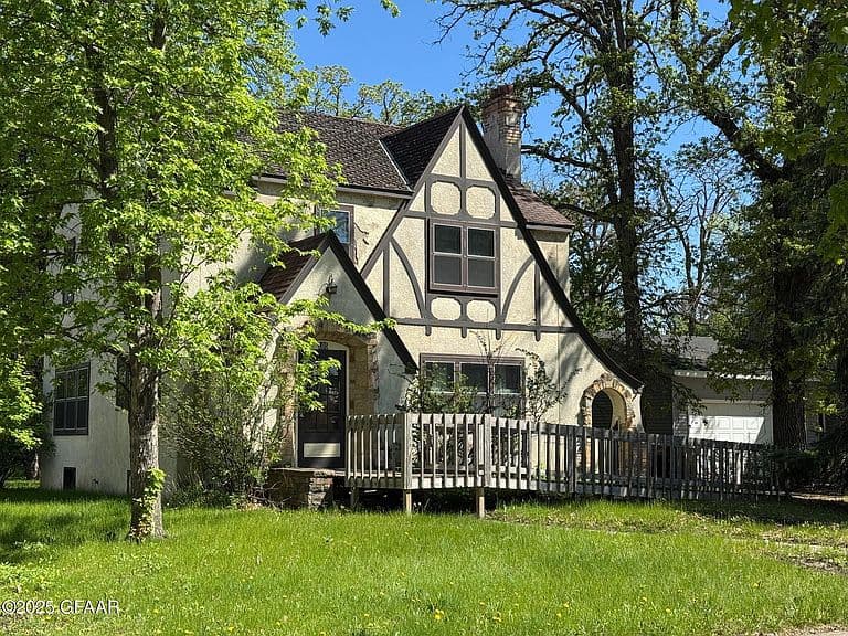 104 Park St W photo 2