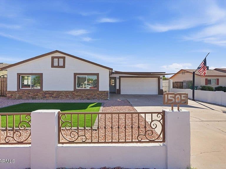 1505 S KAY Circle photo 2