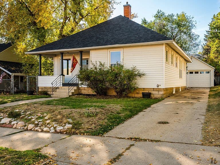 636 Clarendon Ave photo 3