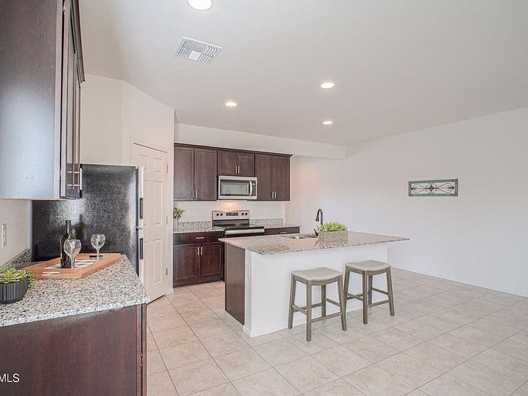 43833 W YUCCA Lane photo 2