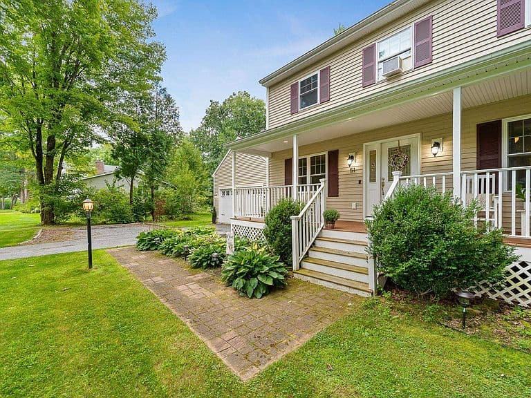51 Greenbriar Drive photo 3