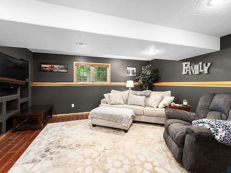 940 E Ryan Dr photo 2