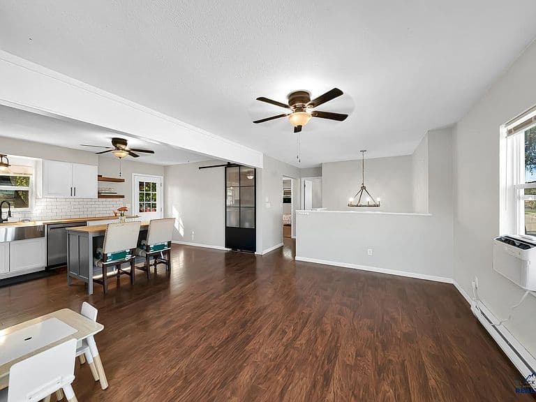 517 Lion Dr photo 2